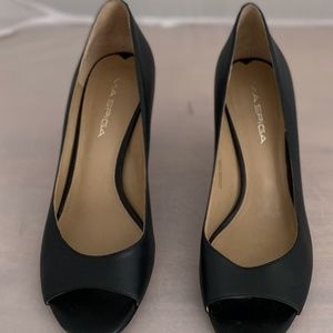 Via Siga open toe black leather heels
